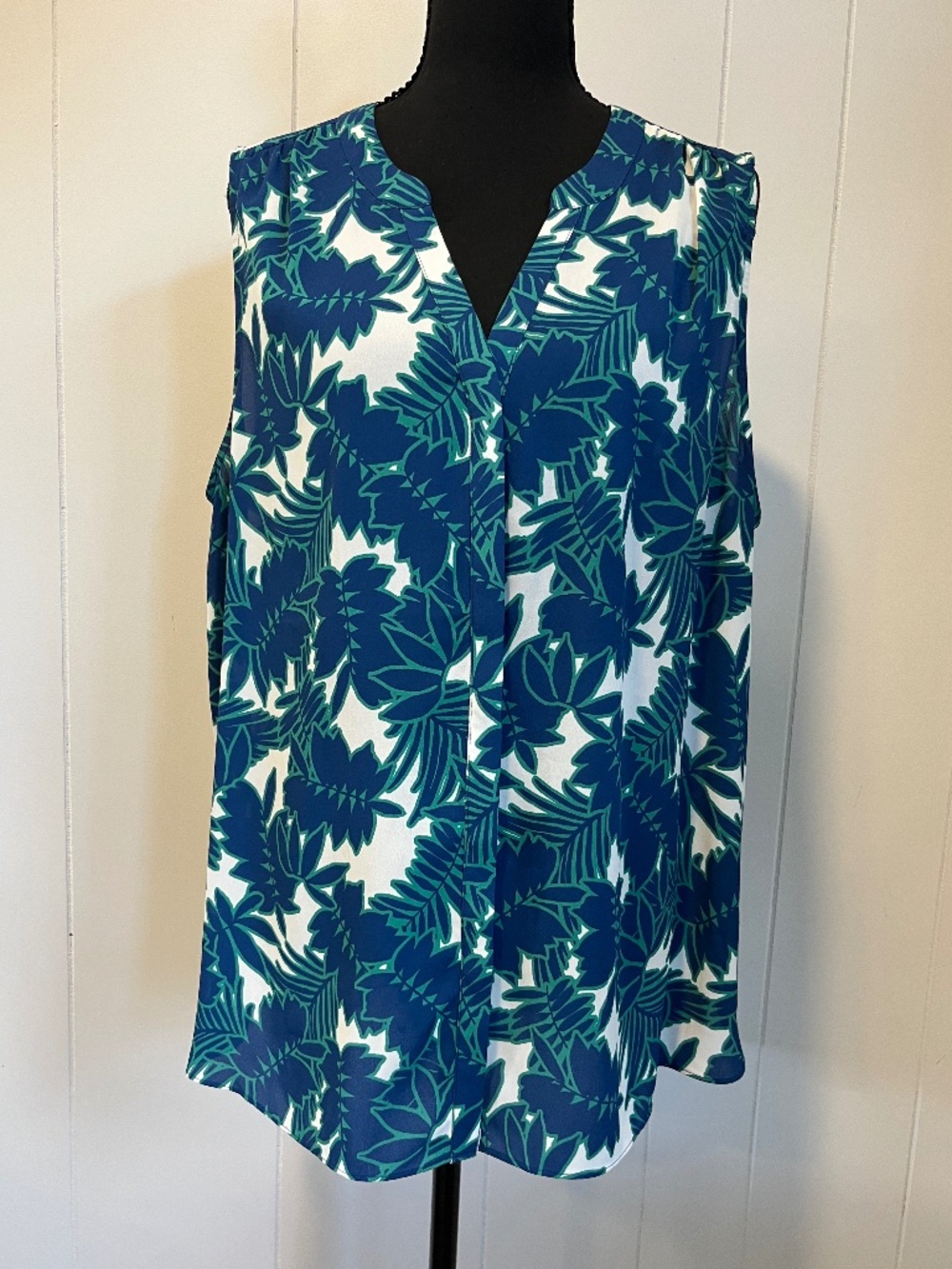NYDJ Sleeveless Pintuck Blouse sz L Tropical Palm Leaf Blue Vacation Travel